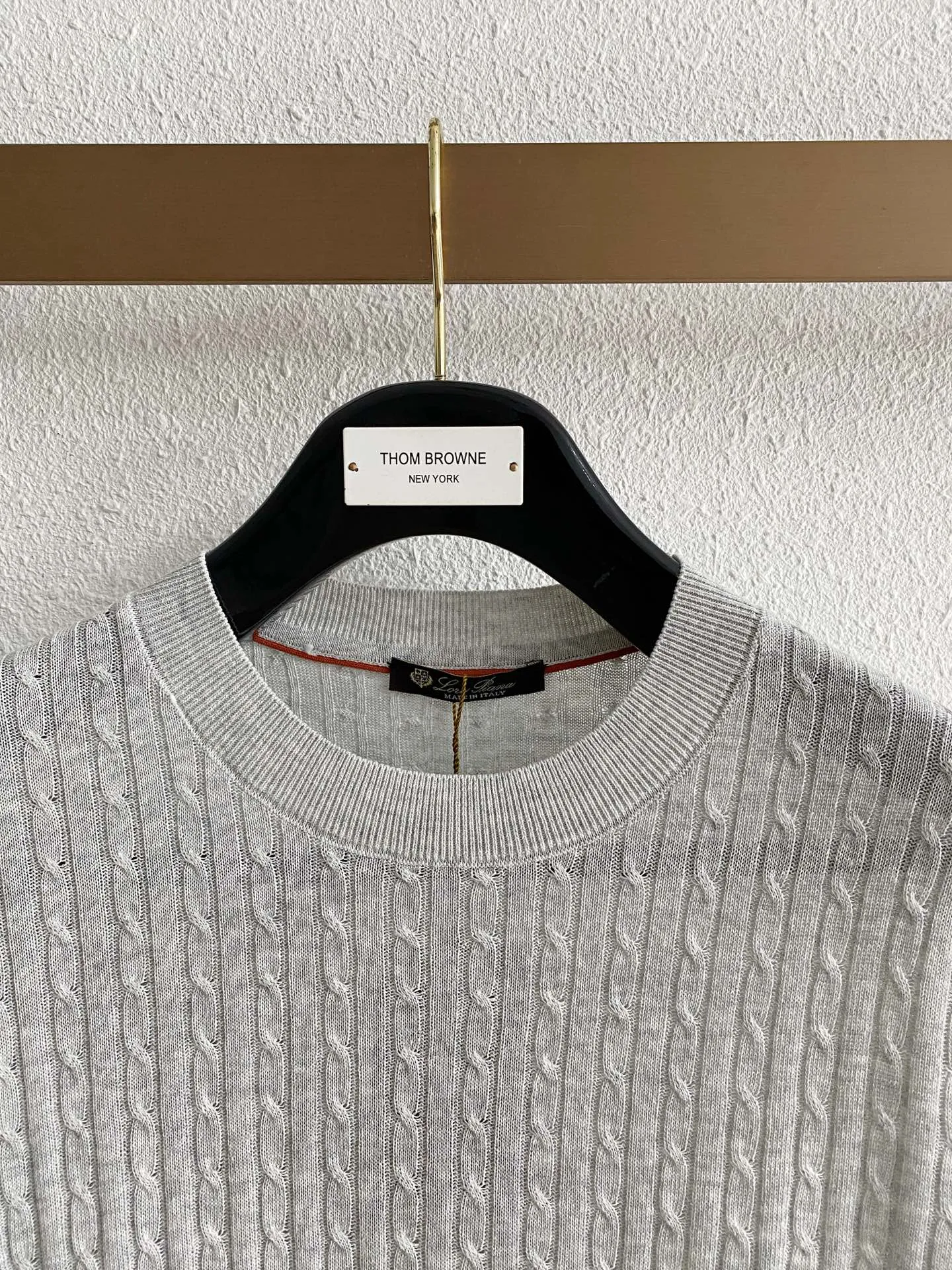 Loro Piana Vertical Twist Twist Round Neck Knitted Short Sleeve Fabric: High-count fine knitted yarns are selected, and the Classic three-dimensional cable knitting process is used to create a vertical twist texture. After multiple rounds of softening pre-treatment, the rough and itchy feeling of ordinary cable fabrics is eliminated, and it is soft and skin-friendly; The micro gaps formed by the knitting enhance the air circulation effect, and the spring and summer Breathable effect is outstanding, perspiration is not easy to stick to the back; The fabric texture has a natural matte texture, which is not easy to show signs of wear and shine. It has excellent toughness and is not prone to pilling and snagging for daily wear. It is a high-end old-money style knitted fabric with a rich sense of detail. Style and details: Optimized right-shoulder round-neck style, with dense ribbing at the neckline, excellent shaping effect, long-term wear and repeated washing, it is not easy to collapse the collar or become loose; short-sleeve cuffs are narrow ribbing, neatly cut, and the cuffs will not shift randomly when raising hands in daily life; the body adopts a moderate straight style, the vertical twist pattern visually elongates the body shape, cleverly modifies the waist and upper body contours, and is more tolerant to fatter figures; The ribbing at the hem is flat and gathered, and the wiring is precisely hidden. The entire piece abandons the conspicuous external logo and relies on the cable texture to present texture. The details are low-key and elegant, and it is suitable for various daily matching ideas. Color selection: Three low-saturated colors: soft oatmeal, light fog gray, and dark charcoal gray, suitable for commuting to work, holiday travel, and daily leisure travel. Style positioning: Italian Retro is for light business, elegant daily casual, and light luxury vacation wear. The shape is very inclusive and can be worn by both men and women. It has a high-end texture when worn alone. It can also reveal exquisite texture details when layered with a suit jacket, making it easy to create a textured outfit. Sizes:M-3XL